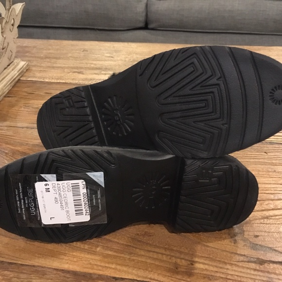 UGG Women's Cedric Sheepskin Winter Black Boots size 6M - Picture 4 of 5